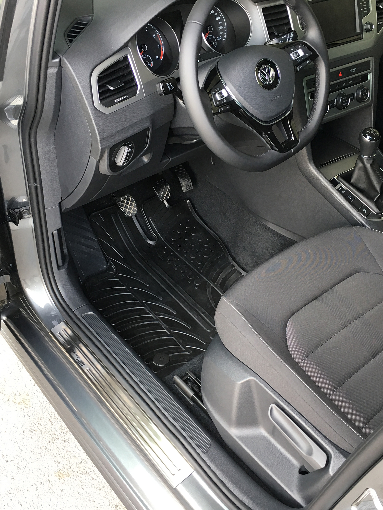 Design Gummi Fußmatten mit erhöhtem Rand passend für Volkswagen T6