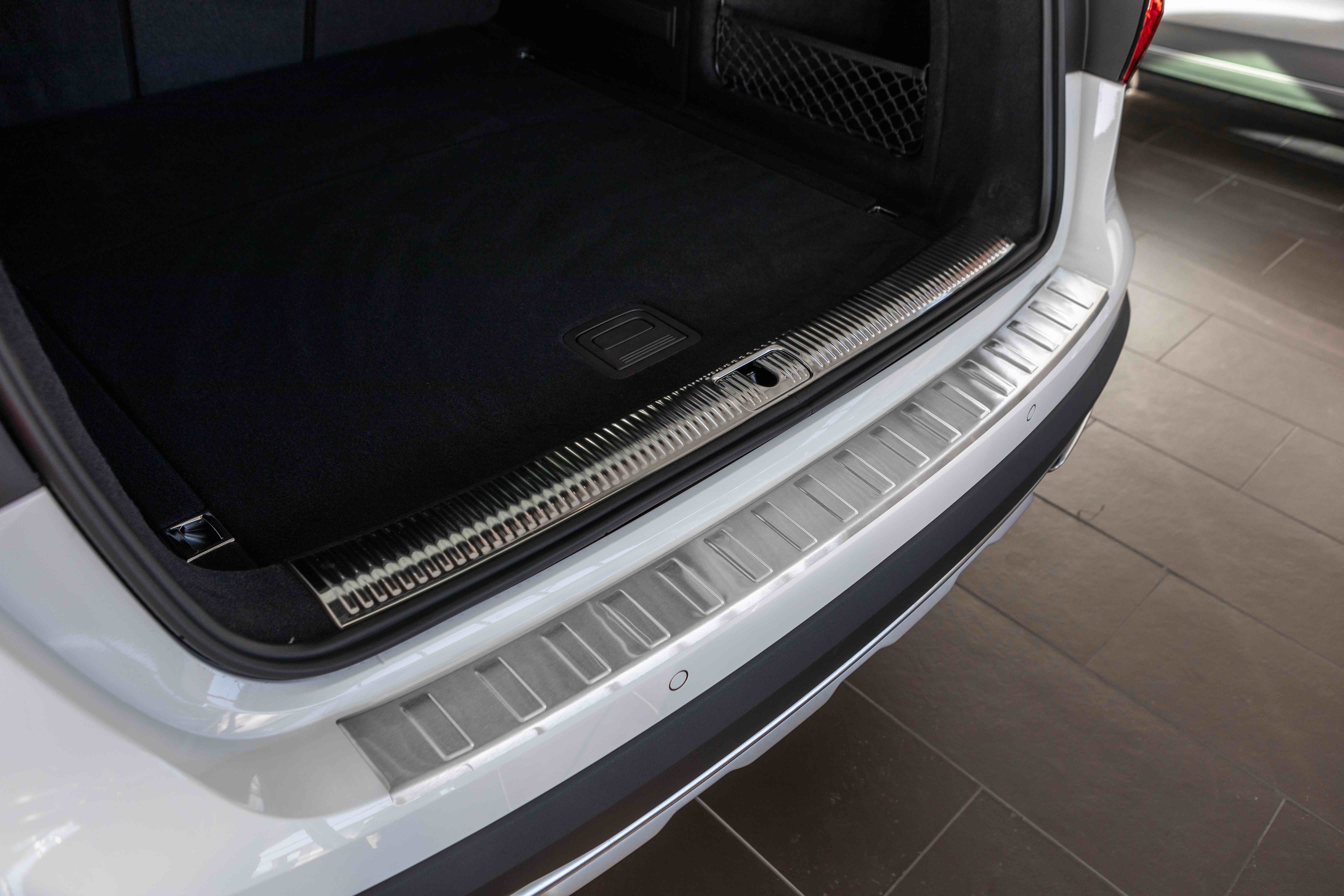Edelstahl Gebürstet Ladekantenschutz kompatibel mit Audi A4 Avant (Kombi) B9  ab BJ. 10.2015> passgenau mit Abkantung Farbe Silber | Aroba