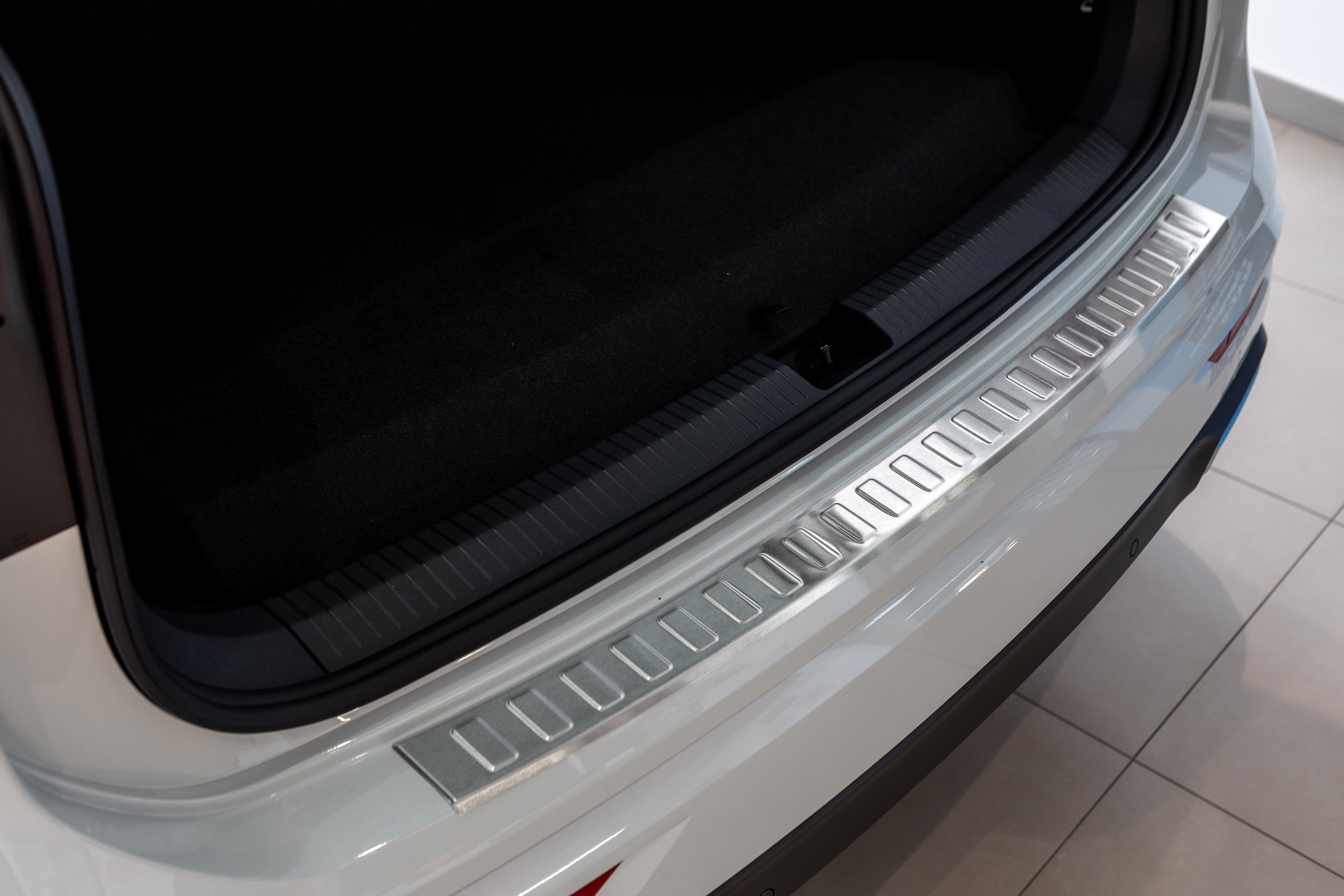 Edelstahl Gebürstet Ladekantenschutz kompatibel mit Seat Tarraco ab BJ.  01.2019> passgenau mit Abkantung Farbe Silber | Aroba