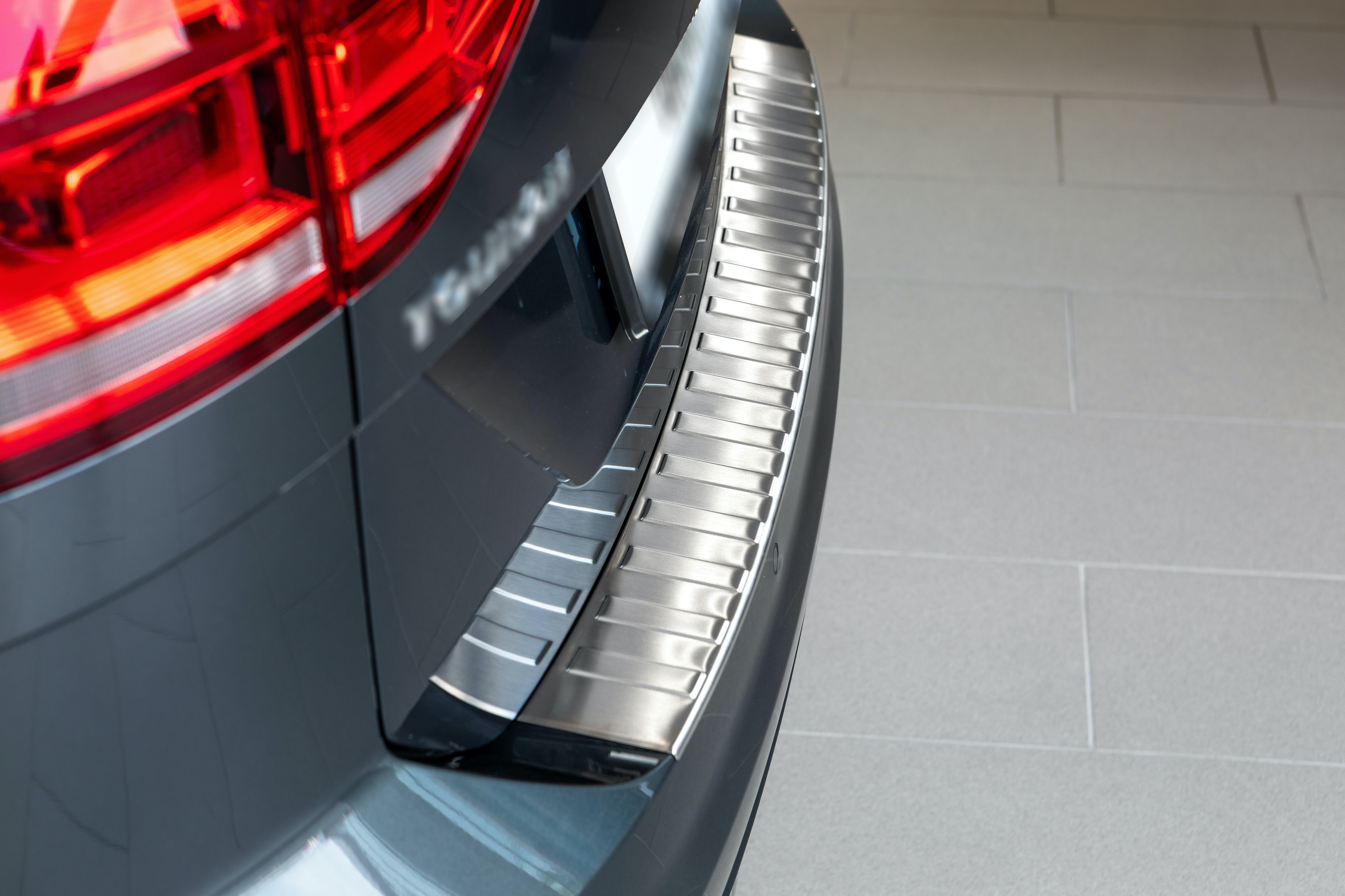 Edelstahl Gebürstet Ladekantenschutz kompatibel mit Volkswagen Touran (2.  Generation Typ 5T) ab BJ. 09.2015> passgenau mit Abkantung Farbe Silber |  Aroba
