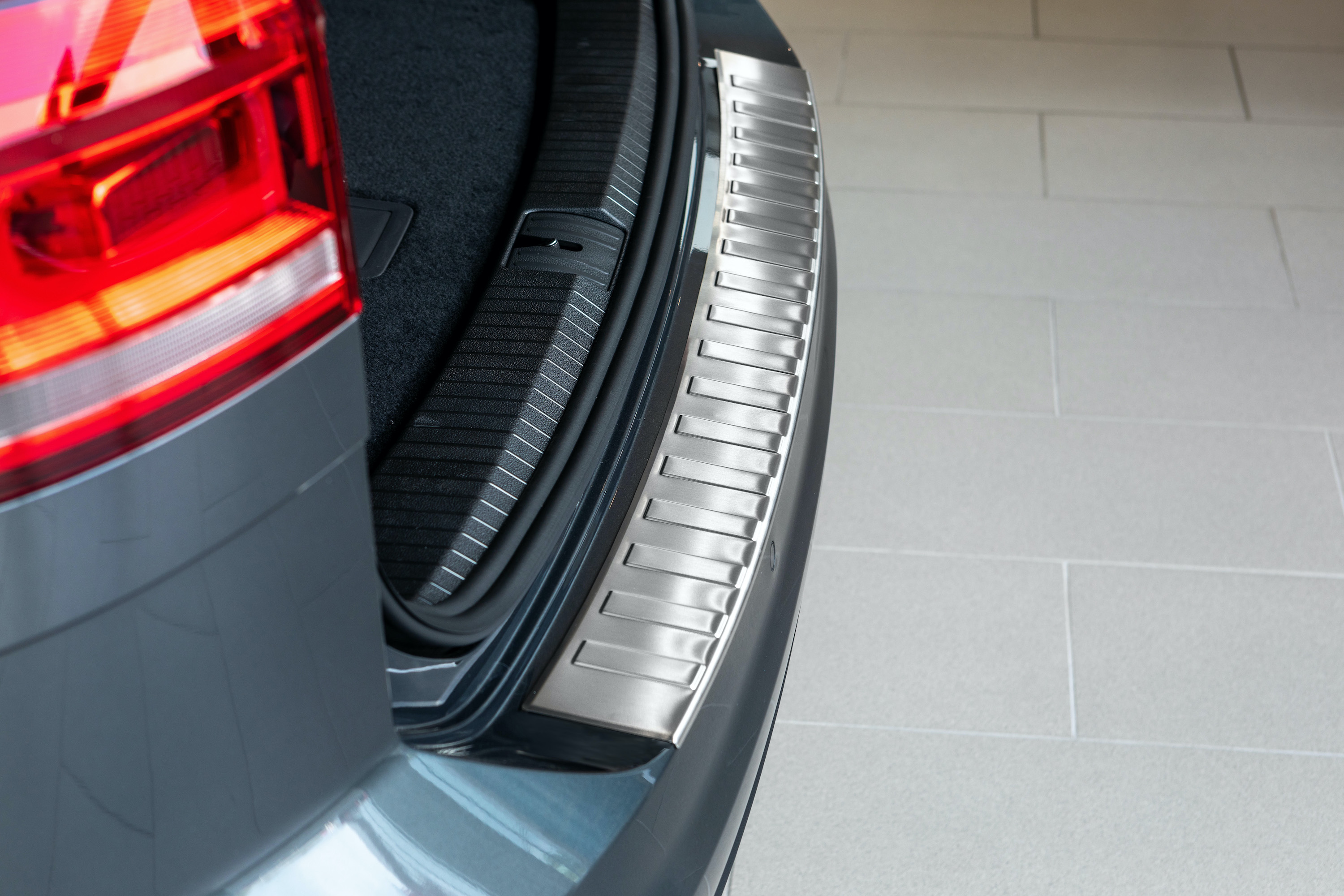Edelstahl Gebürstet Ladekantenschutz kompatibel mit Volkswagen Touran (2.  Generation Typ 5T) ab BJ. 09.2015> passgenau mit Abkantung Farbe Silber |  Aroba