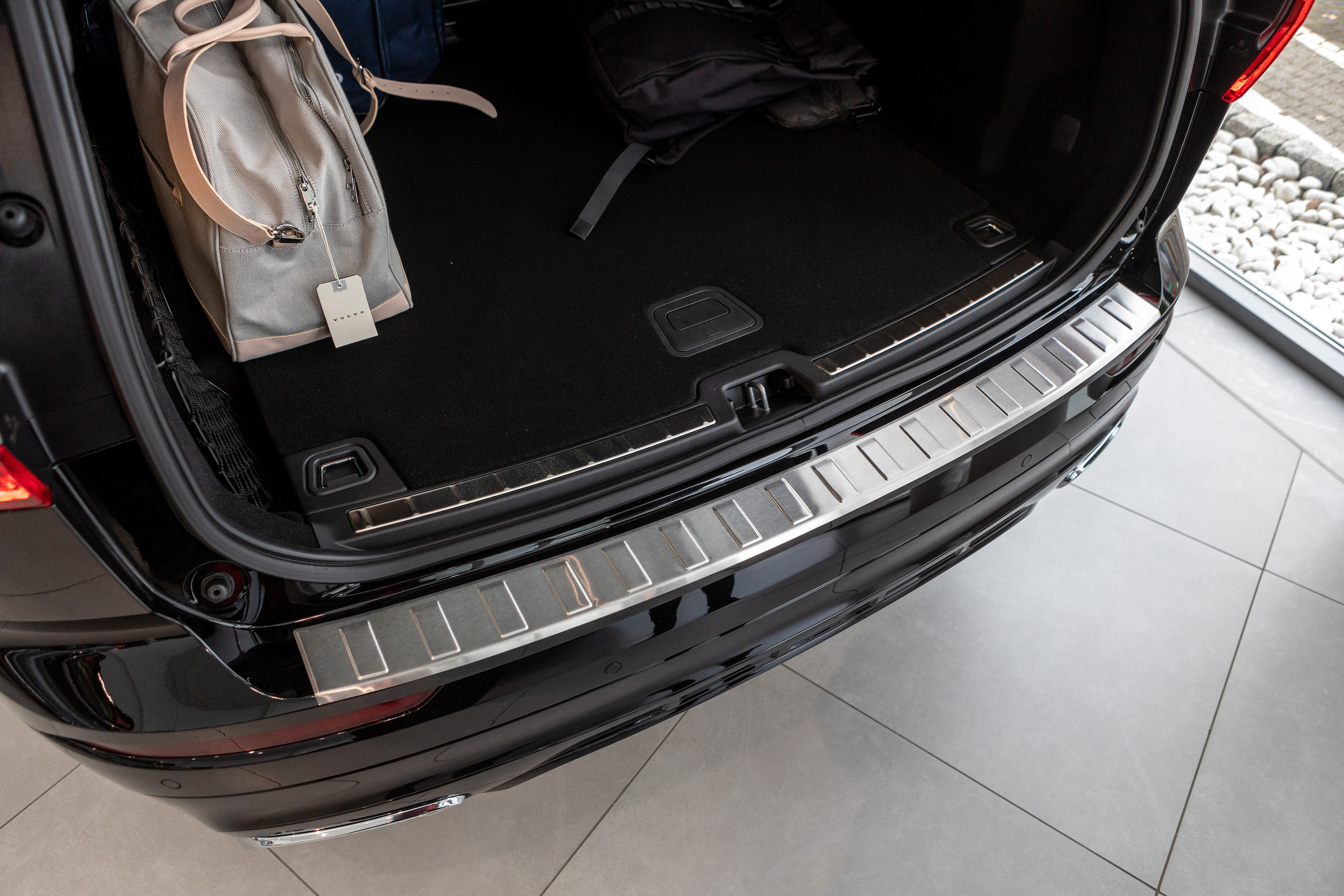 Edelstahl Gebürstet Ladekantenschutz kompatibel mit Volvo XC60 ab BJ.  07.2017> passgenau mit Abkantung Farbe Silber