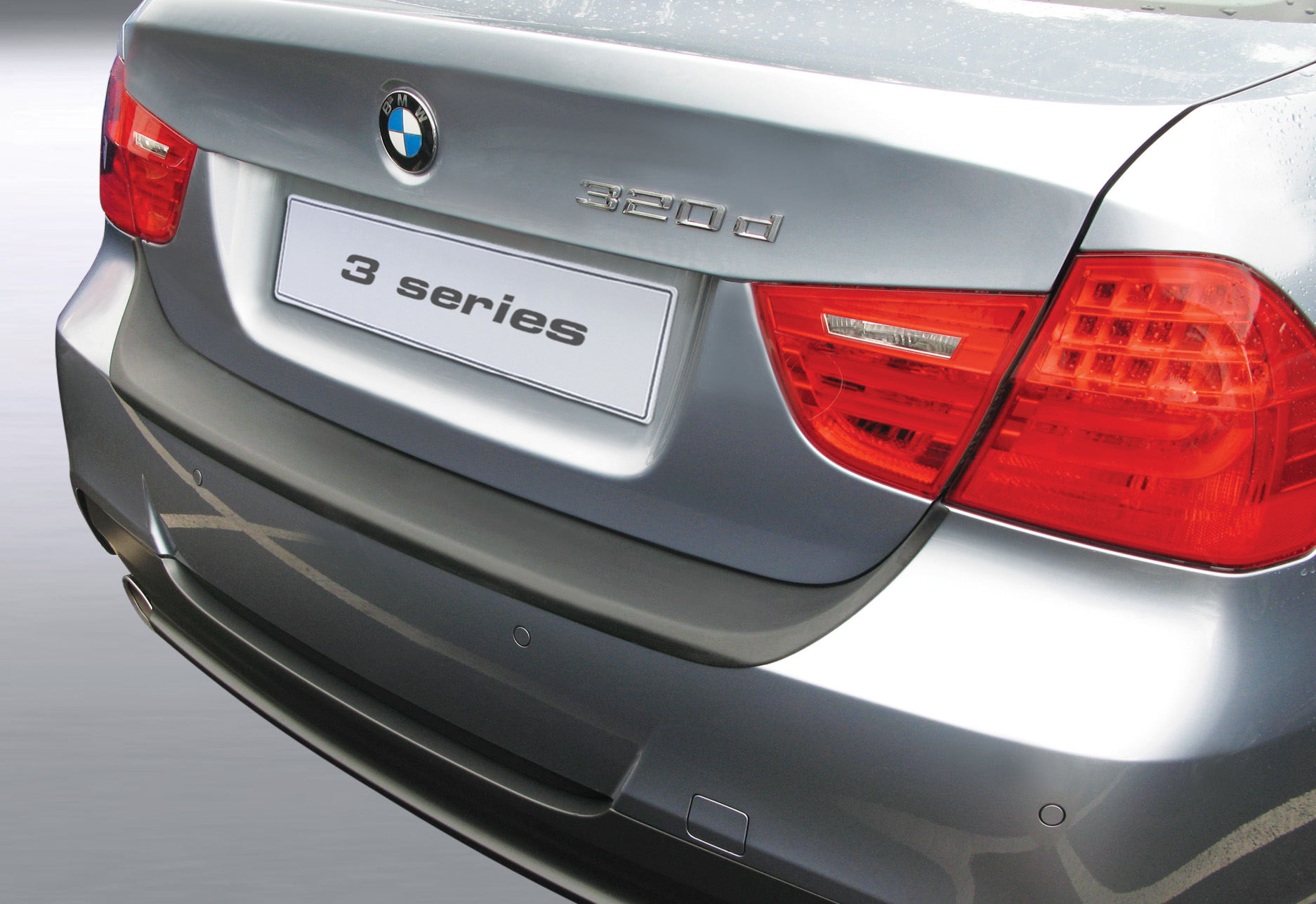 Ladekantenschutz mit Abkantung passend für BMW 3er Limousine E90 mit M  Paket (Facelift) ab BJ. 09.2008 bis 01.2012 (nur für Fahrzeuge mit M Paket)  ABS Farbe schwarz | Aroba