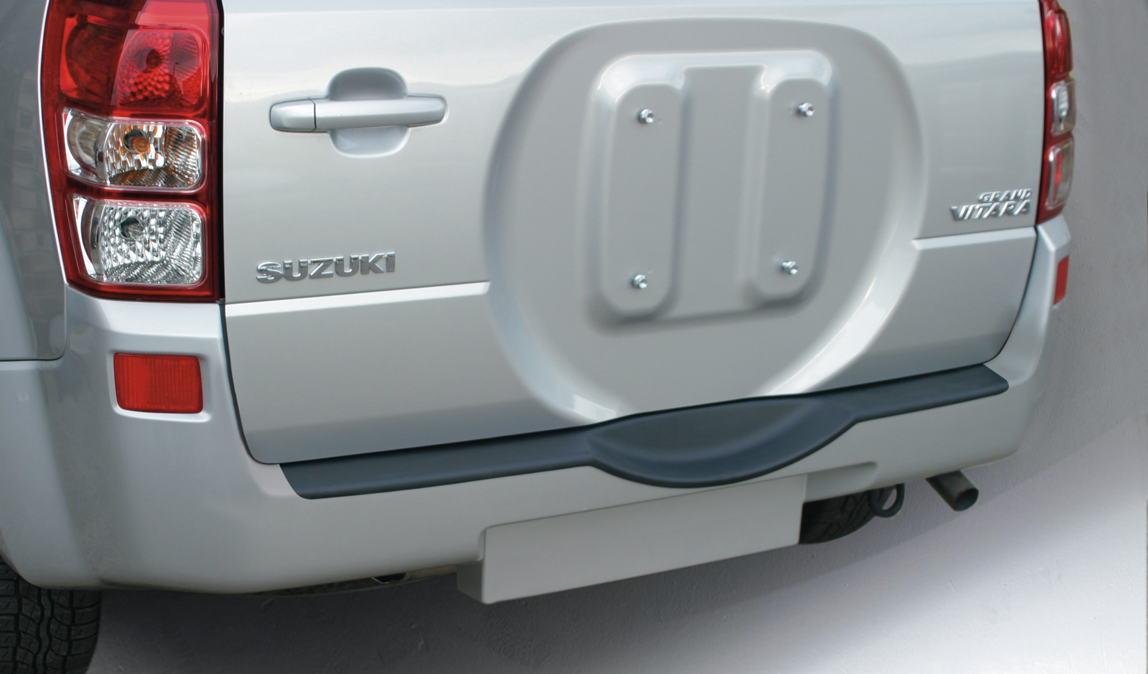 Ladekantenschutz mit Abkantung passend für Suzuki Grand Vitara 3 und 5  Türer ab BJ. 09.2005 bis 02.2015 (nur für Fahrzeuge mit  Reserverad/Radhalter an der Heckklappe) ABS Farbe schwarz | Aroba