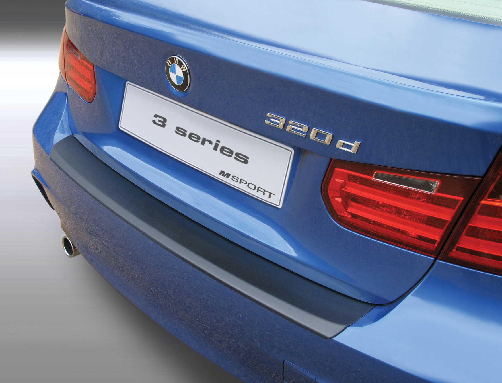 Ladekantenschutz mit Abkantung passend für BMW 3er F30 Limousine mit M  Paket (vor Facelift) ab BJ. 02.2012 bis 06.2015 (nur für Fahrzeuge mit M  Paket/ M Sport) ABS Farbe schwarz | Aroba