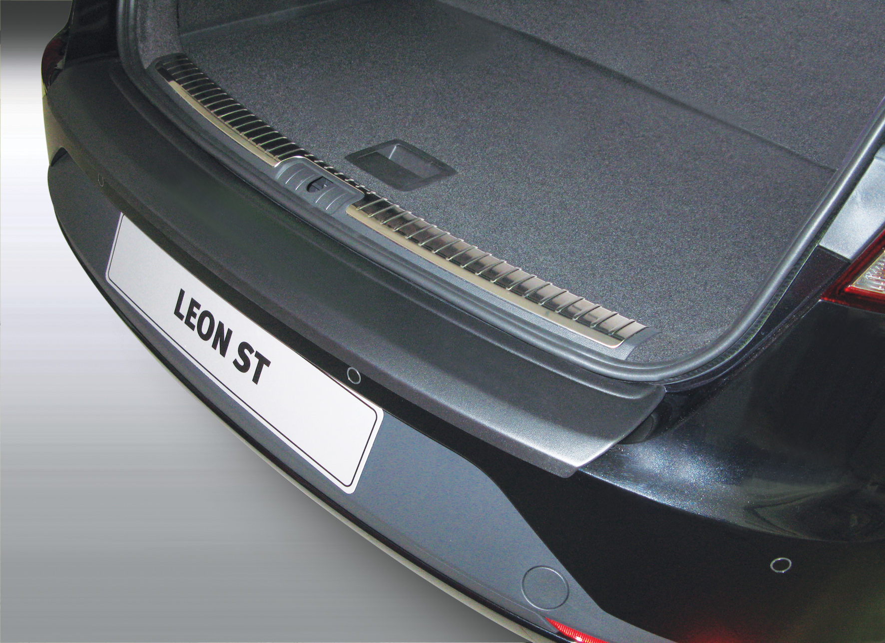 Ladekantenschutz mit Abkantung passend für Seat Leon ST (Kombi) auch für  X-Perience, FR und Cupra ab BJ. 11.2013> ABS Farbe schwarz | Aroba
