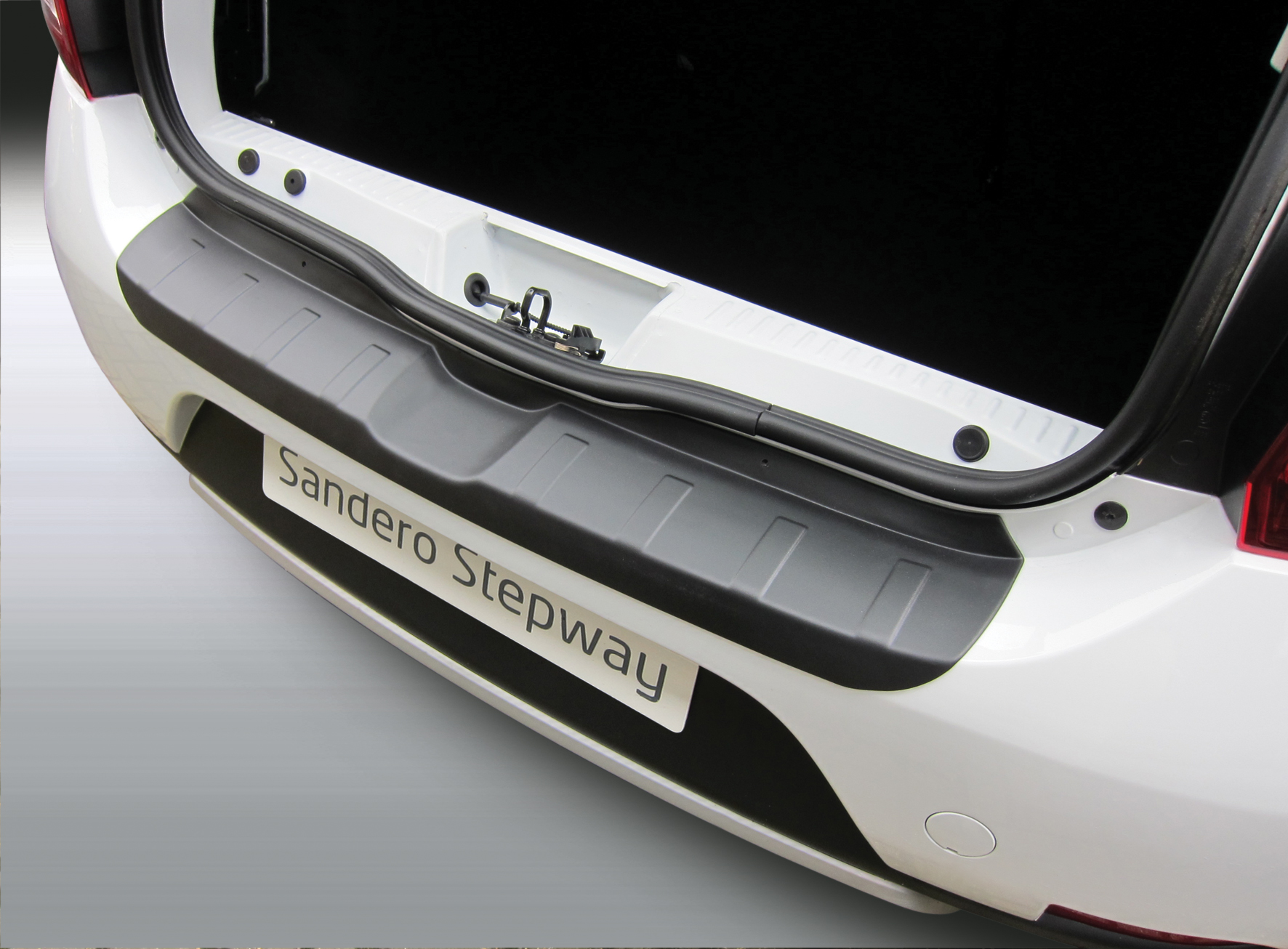 Ladekantenschutz mit Abkantung passend für Dacia Sandero Stepway  2.Generation ab BJ. 12.2012> ABS Farbe schwarz | Aroba
