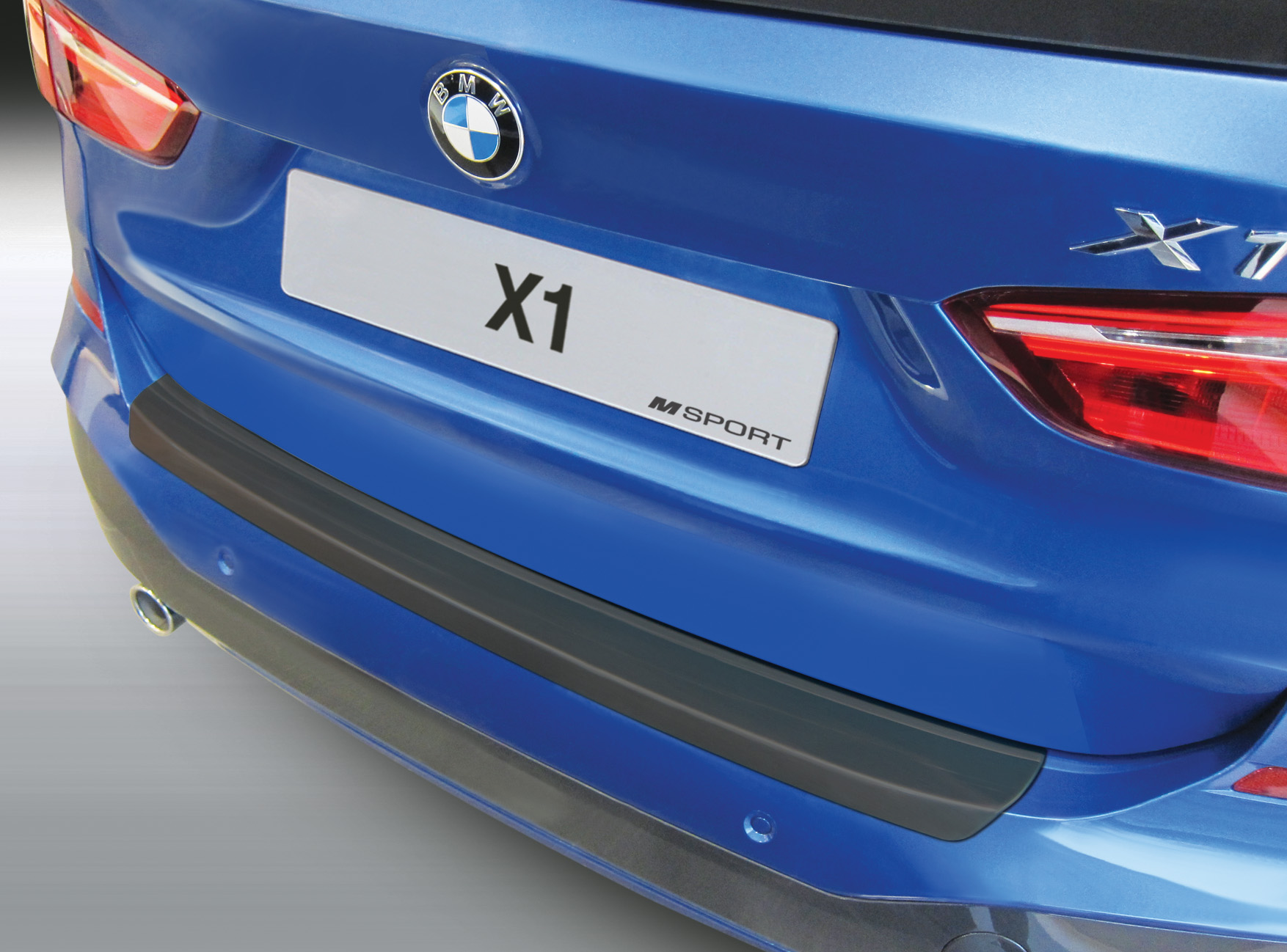 Ladekantenschutz mit Abkantung passend für BMW X1 mit M Paket F48 ab BJ.  10.2015> (nur für Fahrzeuge mit M Paket) ABS Farbe schwarz | Aroba
