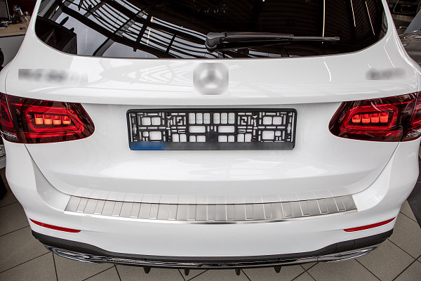 Zaščitna letvica zadnjega odbijača iz nerjavečega jekla kompatibilna za Mercedes Benz GLC (tudi za AMG) Facelift 07.2019-07.2022 natančno prilegajoča zaščita nakladalnega roba z globokim zaščitnim robom- barva polirano nerjaveče jeklo (Chro