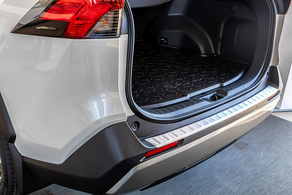 Zaštitna letva stražnjeg branika od nehrđajućeg čelika kompatibilna sa Toyota RAV4 01.2019-> precizno pristajanje s dubokim zaštitnim rubom- boja brušeni nehrđajući čelik