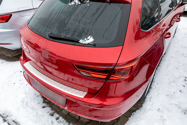 Zaštitna letva stražnjeg branika od nehrđajućeg čelika kompatibilna sa Seat Leon ST (karavan), Cupra ST, FR ST 10.2013-03.2020 precizno pristajanje s dubokim zaštitnim rubom- boja antracit brušeni nehrđajući čelik