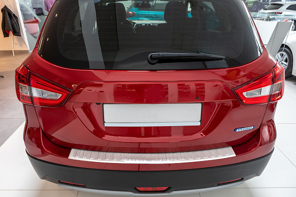 Zaštitna letva stražnjeg branika od nehrđajućeg čelika kompatibilna sa Suzuki SX4 S-Cross 10.2013-12.2021 precizno pristajanje s dubokim zaštitnim rubom- boja brušeni nehrđajući čelik
