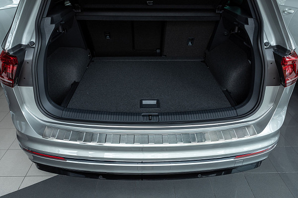 Zaščitna letvica zadnjega odbijača iz nerjavečega jekla kompatibilna za Volkswagen Tiguan 04.2016-11.2023 natančno prilegajoča zaščita nakladalnega roba z globokim zaščitnim robom- barva antracit brušeno nerjaveče jeklo