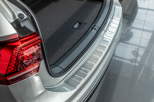 Zaščitna letvica zadnjega odbijača iz nerjavečega jekla kompatibilna za Volkswagen Tiguan 04.2016-11.2023 natančno prilegajoča zaščita nakladalnega roba z globokim zaščitnim robom- barva antracit brušeno nerjaveče jeklo