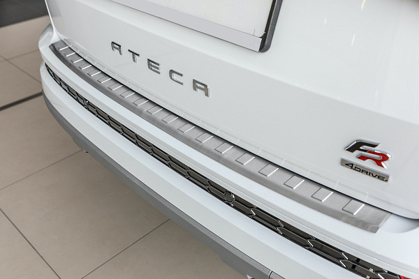 Zaščitna letvica zadnjega odbijača iz nerjavečega jekla kompatibilna za Seat Ateca in Ateca Cupra 07.2016-> natančno prilegajoča zaščita nakladalnega roba z globokim zaščitnim robom- barva krtačeno nerjaveče jeklo