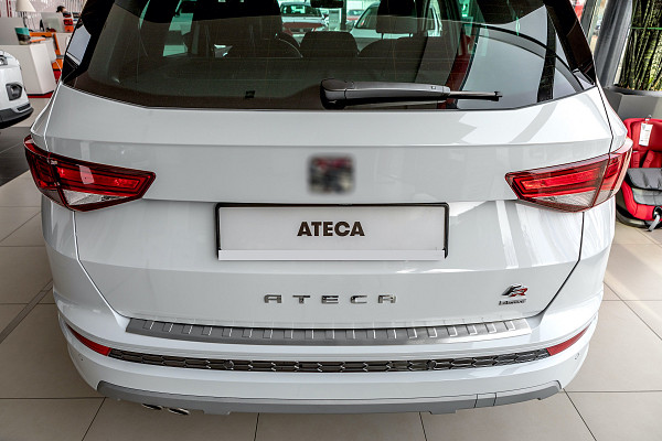 Zaščitna letvica zadnjega odbijača iz nerjavečega jekla kompatibilna za Seat Ateca in Ateca Cupra 07.2016-> natančno prilegajoča zaščita nakladalnega roba z globokim zaščitnim robom- barva krtačeno nerjaveče jeklo
