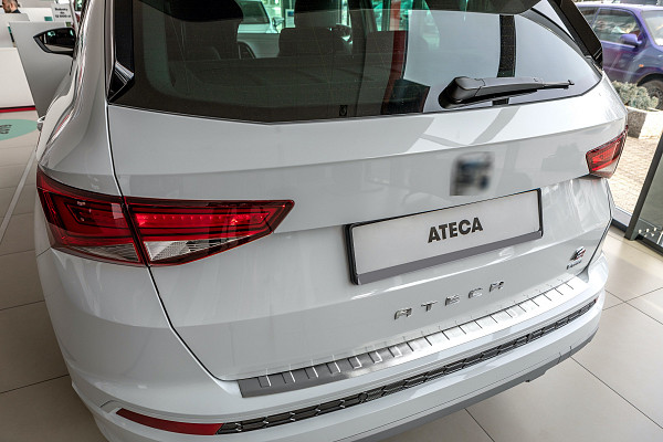 Zaščitna letvica zadnjega odbijača iz nerjavečega jekla kompatibilna za Seat Ateca in Ateca Cupra 07.2016-> natančno prilegajoča zaščita nakladalnega roba z globokim zaščitnim robom- barva krtačeno nerjaveče jeklo