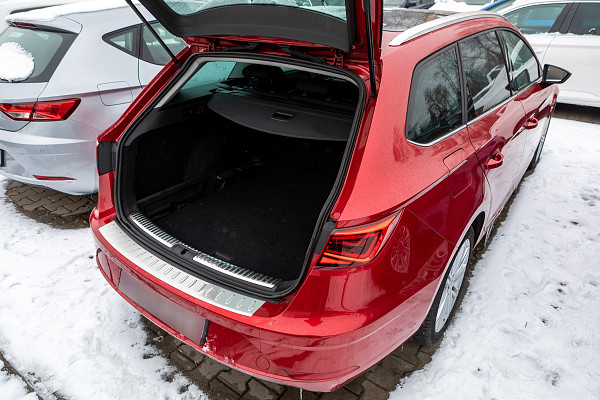 Zaštitna letva stražnjeg branika od nehrđajućeg čelika kompatibilna sa Seat Leon ST (karavan), Cupra ST, FR ST 10.2013-03.2020 precizno pristajanje s dubokim zaštitnim rubom- boja brušeni nehrđajući čelik