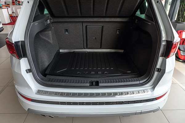 Zaščitna letvica zadnjega odbijača iz nerjavečega jekla kompatibilna za Seat Ateca in Ateca Cupra 07.2016-> natančno prilegajoča zaščita nakladalnega roba z globokim zaščitnim robom- barva krtačeno nerjaveče jeklo