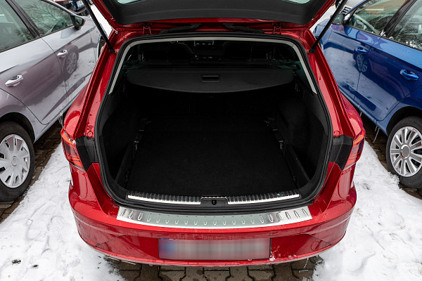Zaštitna letva stražnjeg branika od nehrđajućeg čelika kompatibilna sa Seat Leon ST (karavan), Cupra ST, FR ST 10.2013-03.2020 precizno pristajanje s dubokim zaštitnim rubom- boja antracit brušeni nehrđajući čelik