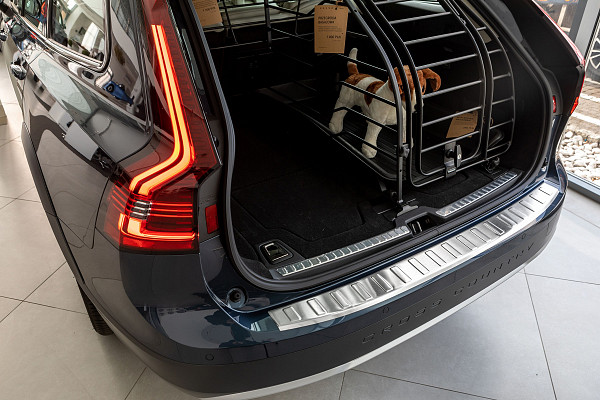 Edelstahl Ladekantenschutz passend für Volvo V90 ab BJ. 9.2016> Stoßstangenschutz passgenau mit Abkantung V2A Anthrazit gebürstet