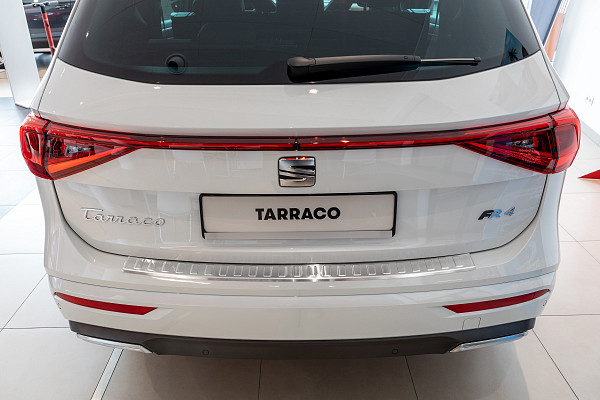 Zaščitna letvica zadnjega odbijača iz nerjavečega jekla kompatibilna za Seat Tarraco 01.2019-> natančno prilegajoča zaščita nakladalnega roba z globokim zaščitnim robom- barva krtačeno nerjaveče jeklo