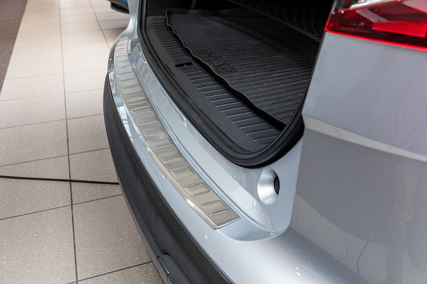 Zaščitna letvica zadnjega odbijača iz nerjavečega jekla kompatibilna za Skoda Enyaq 04.2021-> natančno prilegajoča zaščita nakladalnega roba z globokim zaščitnim robom- barva črno kromirano nerjaveče jeklo