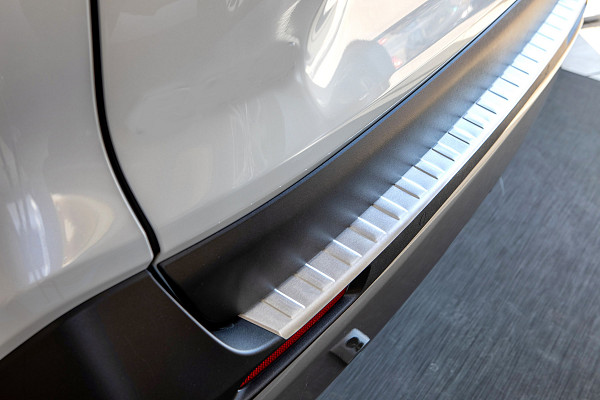 Zaštitna letva stražnjeg branika od nehrđajućeg čelika kompatibilna sa Toyota RAV4 01.2019-> precizno pristajanje s dubokim zaštitnim rubom- boja brušeni nehrđajući čelik