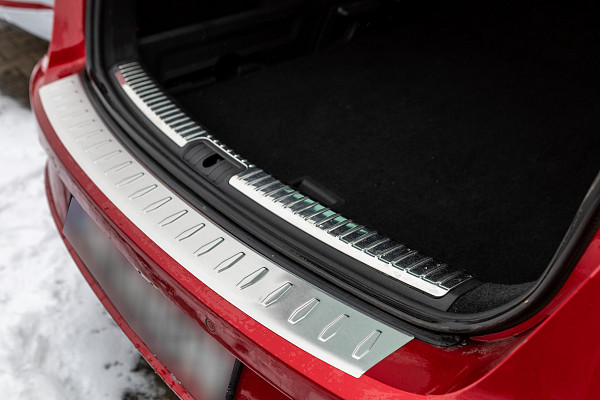 Zaštitna letva stražnjeg branika od nehrđajućeg čelika kompatibilna sa Seat Leon ST (karavan), Cupra ST, FR ST 10.2013-03.2020 precizno pristajanje s dubokim zaštitnim rubom- boja brušeni nehrđajući čelik