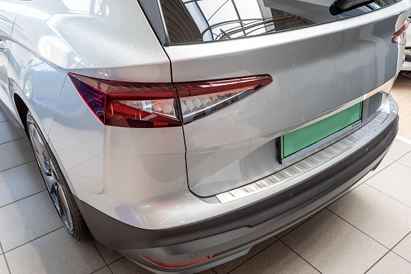 Zaščitna letvica zadnjega odbijača iz nerjavečega jekla kompatibilna za Skoda Enyaq 04.2021-> natančno prilegajoča zaščita nakladalnega roba z globokim zaščitnim robom- barva črno kromirano nerjaveče jeklo