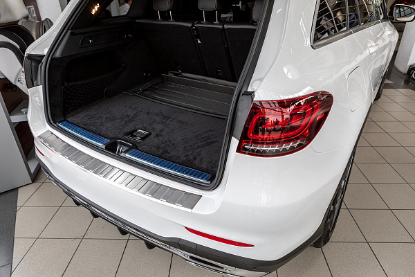 Zaščitna letvica zadnjega odbijača iz nerjavečega jekla kompatibilna za Mercedes Benz GLC (tudi za AMG) Facelift 07.2019-07.2022 natančno prilegajoča zaščita nakladalnega roba z globokim zaščitnim robom- barva polirano nerjaveče jeklo (Chro
