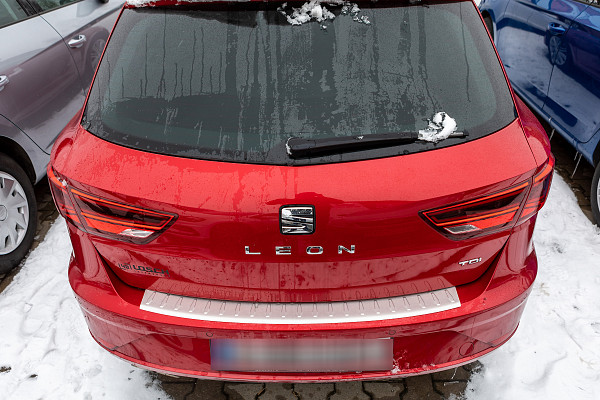 Zaštitna letva stražnjeg branika od nehrđajućeg čelika kompatibilna sa Seat Leon ST (karavan), Cupra ST, FR ST 10.2013-03.2020 precizno pristajanje s dubokim zaštitnim rubom- boja brušeni nehrđajući čelik