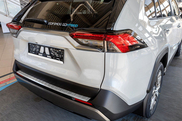 Zaštitna letva stražnjeg branika od nehrđajućeg čelika kompatibilna sa Toyota RAV4 01.2019-> precizno pristajanje s dubokim zaštitnim rubom- boja brušeni nehrđajući čelik