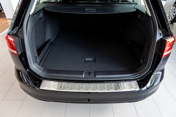 Edelstahl Ladekantenschutz passend für Volkswagen Passat Variant B8 (Kombi) & Alltrack BJ. 11.2014-5.2019 Stoßstangenschutz passgenau mit Abkantung V2A Schwarz Spiegelglanz (Black Chrome)