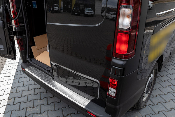 Edelstahl Ladekantenschutz passend für Renault Trafic BJ. 9.2014-6.2019 Stoßstangenschutz passgenau mit Abkantung V2A Anthrazit gebürstet