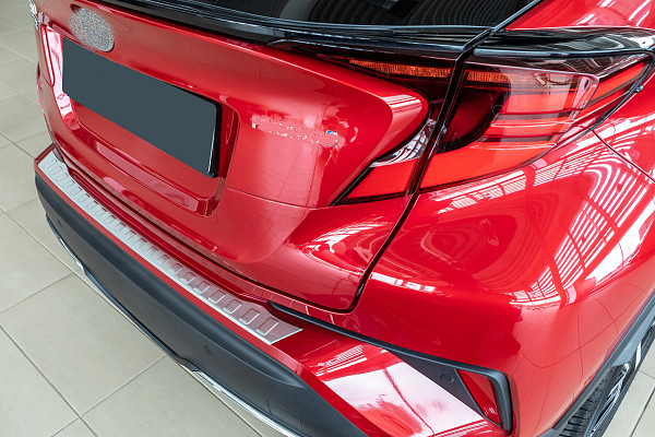 Zaščitna letvica zadnjega odbijača iz nerjavečega jekla kompatibilna za Toyota C-HR 10.2016-12.2023 natančno prilegajoča zaščita nakladalnega roba z globokim zaščitnim robom- barva polirano nerjaveče jeklo (Chrome)