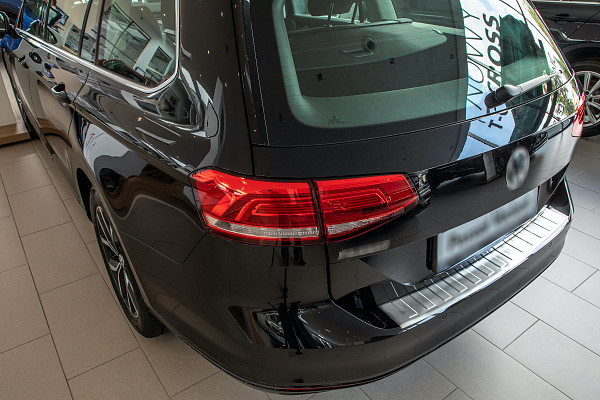 Zaštitna letva stražnjeg branika od nehrđajućeg čelika kompatibilna sa Volkswagen Passat Variant B8 (karavan) 11.2014-11.2023 precizno pristajanje s dubokim zaštitnim rubom- boja brušeni nehrđajući čelik