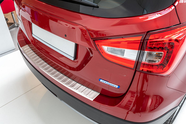 Zaštitna letva stražnjeg branika od nehrđajućeg čelika kompatibilna sa Suzuki SX4 S-Cross 10.2013-12.2021 precizno pristajanje s dubokim zaštitnim rubom- boja brušeni nehrđajući čelik