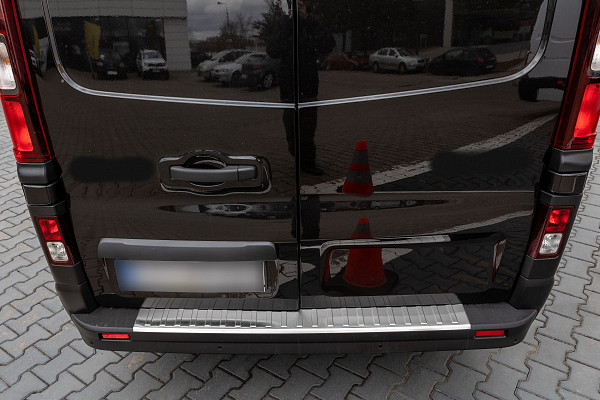 Zaštitna letva stražnjeg branika od nehrđajućeg čelika kompatibilna sa Renault Trafic 09.2014-06.2019 precizno pristajanje s dubokim zaštitnim rubom- boja mat crni prašno lakirani nehrđajući čelik