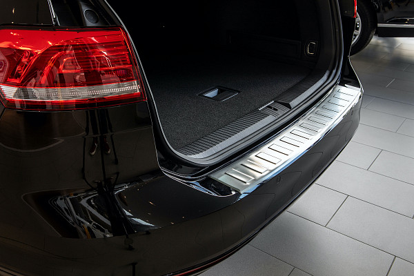 Edelstahl Ladekantenschutz passend für Volkswagen Passat Variant B8 (Kombi) & Alltrack BJ. 11.2014-5.2019 Stoßstangenschutz passgenau mit Abkantung V2A Schwarz Spiegelglanz (Black Chrome)