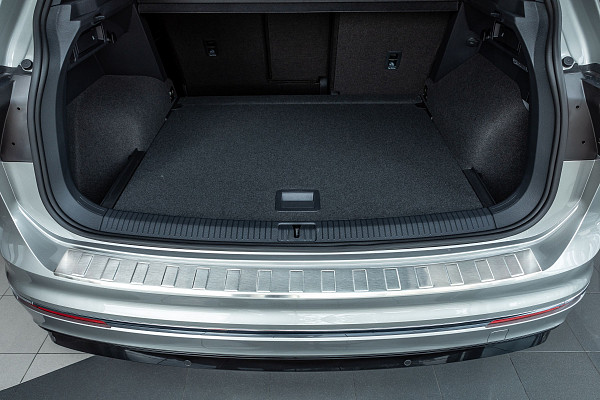 Zaščitna letvica zadnjega odbijača iz nerjavečega jekla kompatibilna za Volkswagen Tiguan 04.2016-11.2023 natančno prilegajoča zaščita nakladalnega roba z globokim zaščitnim robom- barva antracit brušeno nerjaveče jeklo