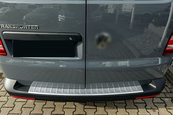 Zaštitna letva stražnjeg branika od nehrđajućeg čelika kompatibilna sa Volkswagen T5 Multivan, Transporter, California, Caravelle 04.2003-05.2015 precizno pristajanje s dubokim zaštitnim rubom- boja mat crni prašno lakirani nehrđajući čelik