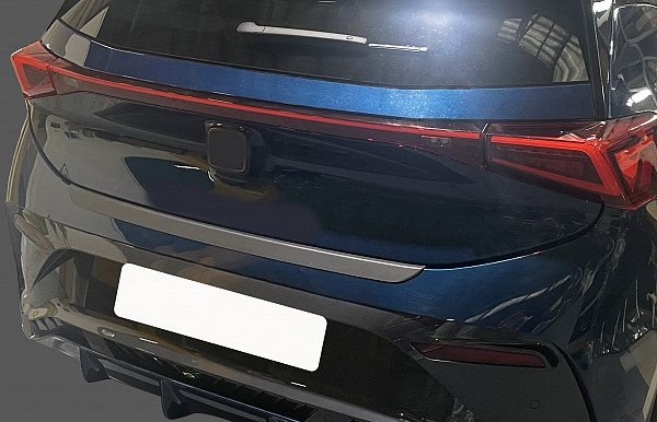 Zaščitna letvica zadnjega odbijača kompatibilna za Cupra Born 11.2021->  zaščita nakladalnega roba z globokim zaščitnim robom, ABS plastika- posebna barva videz brušen aluminij