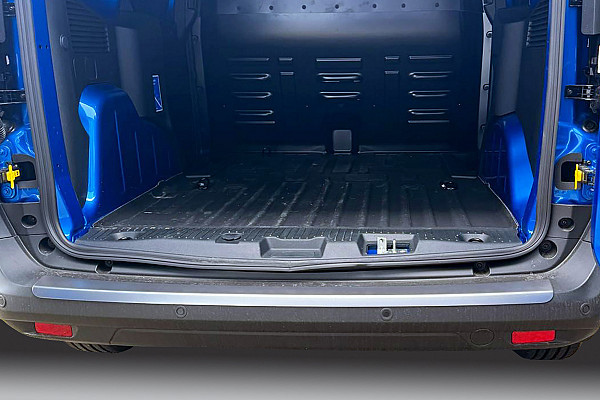 Zaštitna letva stražnjeg branika pogodno za Ford Transit Courier & Tourneo Courier 10.2023->  precizno pristajanje s dubokim zaštitnim rubom, ABS plastika- boja crna mat