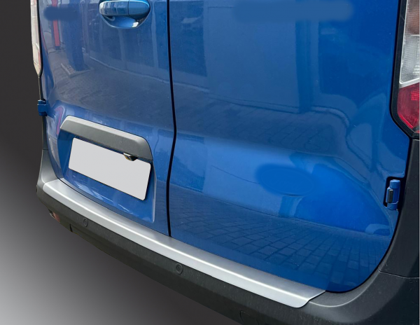 Zaštitna letva stražnjeg branika pogodno za Ford Transit Courier & Tourneo Courier 10.2023->  precizno pristajanje s dubokim zaštitnim rubom, ABS plastika- boja crna mat