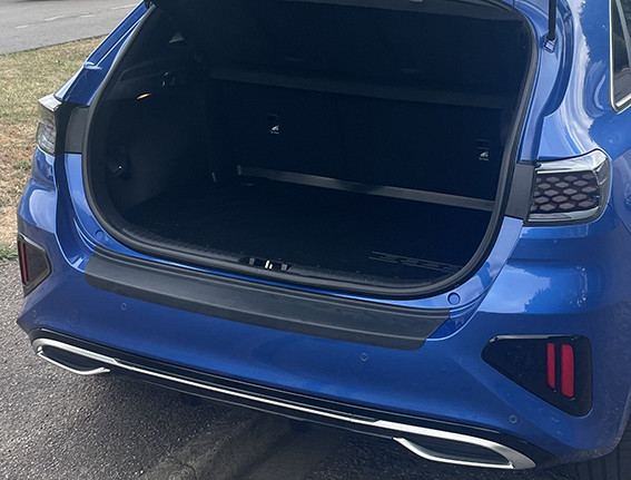 Ladekantenschutz passend für Kia Ceed Schrägheck ab BJ. 10.2021>  passgenau mit Abkantung ABS- Sonderfarbe Aluminium Gebürstet Optik
