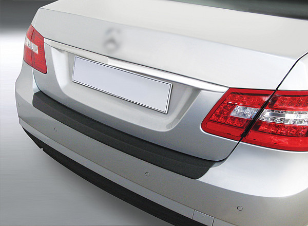 Zaštitna letva stražnjeg branika pogodno za Mercedes Benz Razred E Limuzina (W212) 03.2009-03.2013  precizno pristajanje s dubokim zaštitnim rubom, ABS plastika- posebna boja izgled brušeni aluminij
