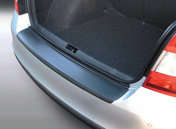 Zaštitna letva stražnjeg branika pogodno za Skoda Rapid Limuzina 10.2012-02.2019  precizno pristajanje s dubokim zaštitnim rubom, ABS plastika- posebna boja izgled brušeni aluminij