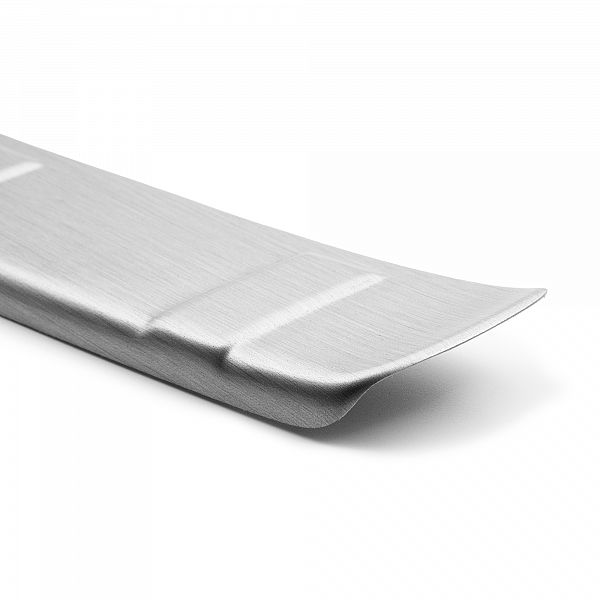 Ladekantenschutz passend für Suzuki Vitara ab BJ. 4.2015> geriffelte Ausführung passgenau mit Abkantung ABS- Sonderfarbe Aluminium Gebürstet Optik